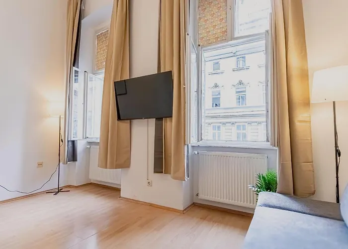 Spacious Two Bedroom Near Stadthalle דירה *
