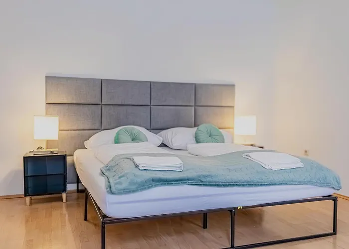 Spacious Two Bedroom Near Stadthalle דירה