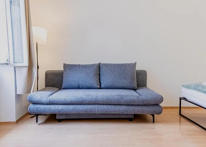 Spacious Two Bedroom Near Stadthalle *