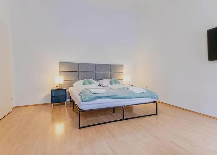 Spacious Two Bedroom Near Stadthalle
