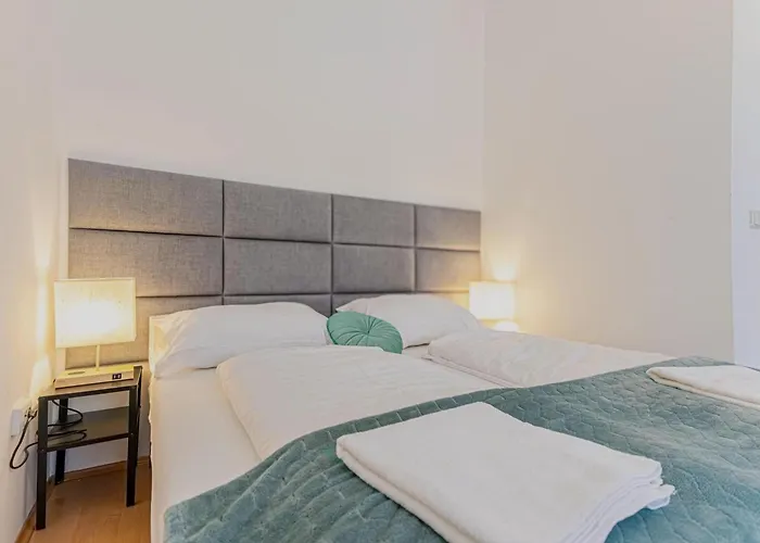 Spacious Two Bedroom Near Stadthalle וינה