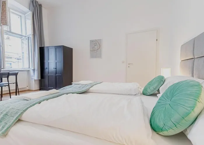 Spacious Two Bedroom Near Stadthalle דירה *