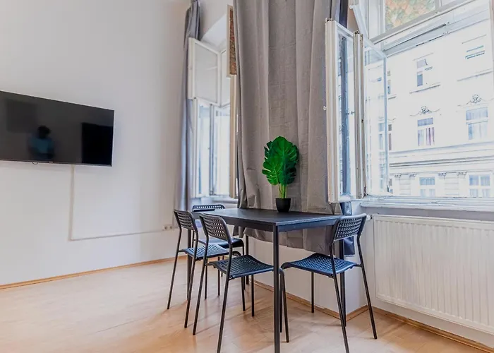 Spacious Two Bedroom Near Stadthalle דירה *