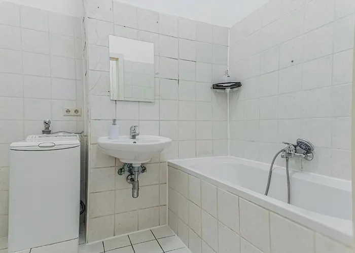 Spacious Two Bedroom Near Stadthalle דירה *