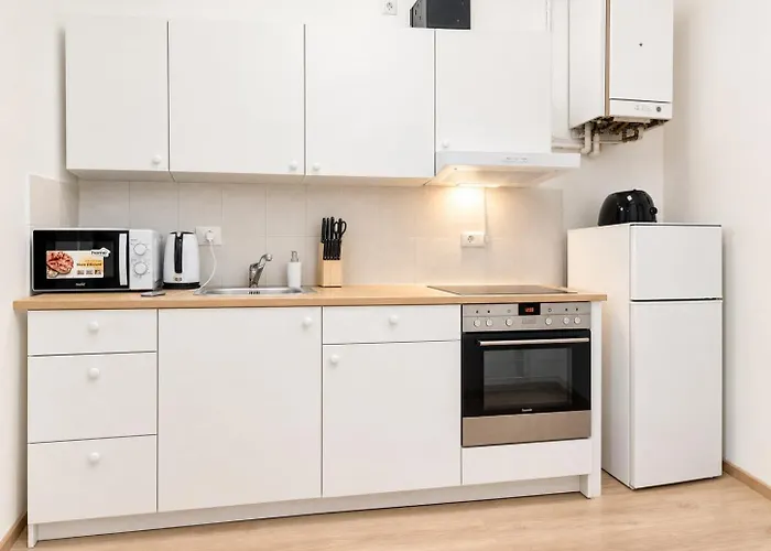Spacious Two Bedroom Near Stadthalle *