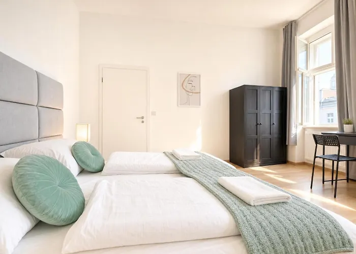 Spacious Two Bedroom Near Stadthalle דירה *