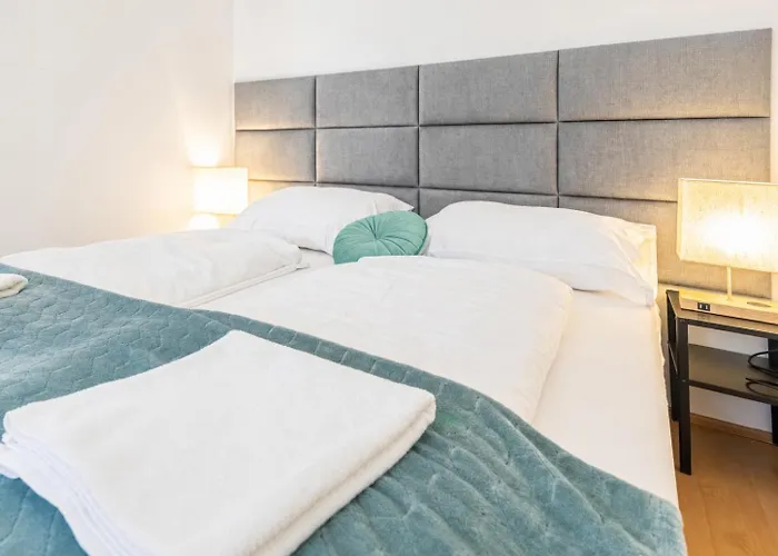 Spacious Two Bedroom Near Stadthalle *