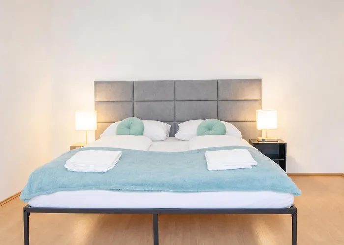 Spacious Two Bedroom Near Stadthalle דירה